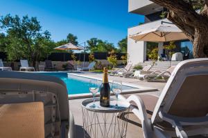 CROWONDER Sun Dance Apartments with Heated Swimming Pool Seaview and Garden