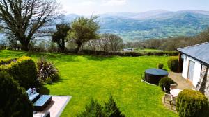 Fig Tree - Pet-friendly cottage with indoor pool, hot tub & breathtaking views of Snowdonia