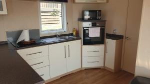 Holiday Lodge, sleeps 4, with sea & countryside views