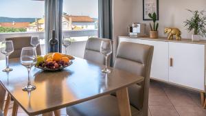 2BR sea & beach view, near Zadar