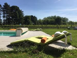 Sejours chez l'habitant Magnificent Renovated Farmhouse - 10 Min A7 - : photos des chambres