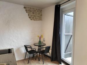 B&B / Chambres d'hotes Chambre d'hotes NATURISTE Le Jardin Des Hirondelles : Chambre Lit King-Size - Vue sur Jardin