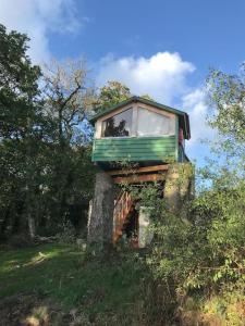 Tree house and shepherds hut & Hot Tub