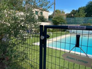 Maisons de vacances Gite climatise avec piscine sur les hauteurs de Bollene : photos des chambres