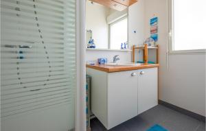 Appartements 1 Bedroom Awesome Apartment In Royan : photos des chambres