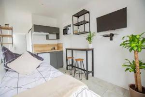 Appartements Studio cosy, calme avec cour exterieure, 2e etage : photos des chambres