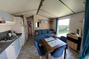 Campings Mobil Home 5 pers 1 Km de l'Ocean : photos des chambres