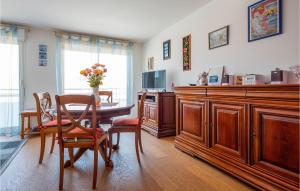 Appartements 1 Bedroom Awesome Apartment In Royan : photos des chambres