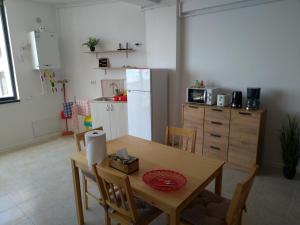 Apartament Lucia, la 10 m de plaja, vedere superba spre mare