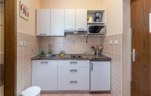 2 Bedroom Lovely Apartment In Jadranovo