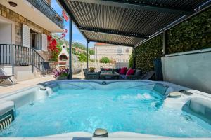 Apartment Aqua Dream - Private Jacuzzi, Wood BBQ , Terrace , Ground floor 