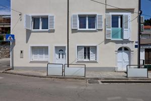 Apartments by the sea Selce, Crikvenica - 18195 