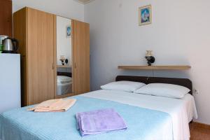 Apartments and rooms with parking space Skrbcici, Krk - 21231