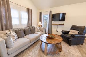 Modern Luxury Bungalow steps from DT Activities