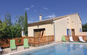 Maisons de vacances Beautiful Home In Grillon With Outdoor Swimming Pool, Heated Swimming Pool And 5 Bedrooms : photos des chambres