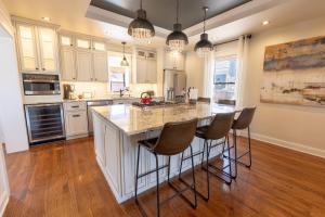 Luxury Home w Private Patio Mins away from DT RC