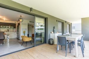 Appartement climatisé les pieds dans leau pour 6 personnes avec 1 suite parentale, 1 chambre double et 1 mini chambre Piscine sur le toit clim garage