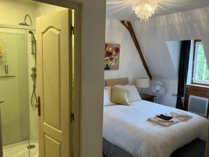 Maisons de vacances La Tuilerie Grange (Adults only gite) with two en-suite double bedrooms : photos des chambres