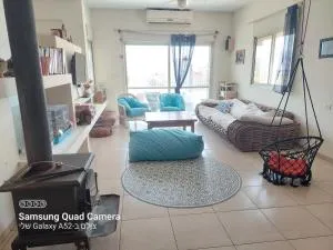 הממלכה הקסומה של מאיה ושלושת הפיות - 拜特希勒