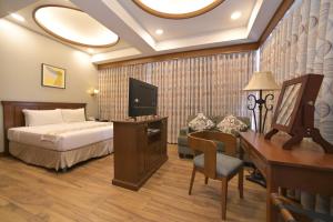 Paragon Hotel and Suites