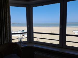 Appartement zeedijk Heist met garage