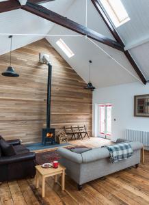 CHESTERS ONLY TIN CHAPEL - UNIQUE, SPACIOUS 2 BEDROOMS, GARDEN AND FREE PARKING