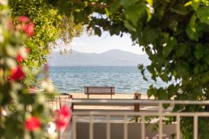 Moukas Seaside Apartments Romantico