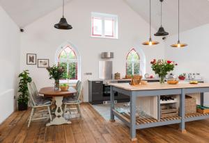 CHESTERS ONLY TIN CHAPEL - UNIQUE, SPACIOUS 2 BEDROOMS, GARDEN AND FREE PARKING