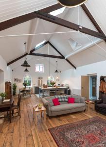 CHESTERS ONLY TIN CHAPEL - UNIQUE, SPACIOUS 2 BEDROOMS, GARDEN AND FREE PARKING