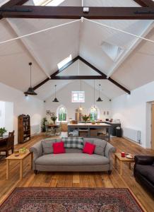 CHESTERS ONLY TIN CHAPEL - UNIQUE, SPACIOUS 2 BEDROOMS, GARDEN AND FREE PARKING