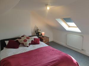 Quaint cottage near to town, beach and station