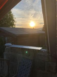 Behagliches Nurdachhaus im Ferienhausgebiet