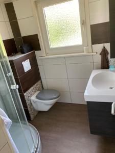 Behagliches Nurdachhaus im Ferienhausgebiet
