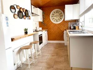 The Neville - Quaint Victorian Home With Free Parking