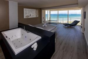 GLAM ONLY FAMILIES Planet Costa Dorada