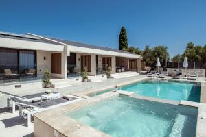 Villa Roselia - Luxury Escape with Magnificent Views, by ZanteWize