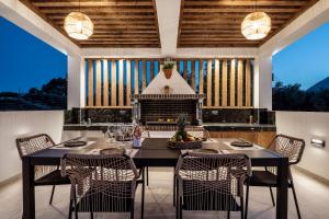 Villa Roselia - Luxury Escape with Magnificent Views, by ZanteWize