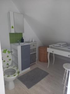 Maisons de vacances Maison tout confort au calme a 300m de la mer et du GR34 avec jardin : photos des chambres