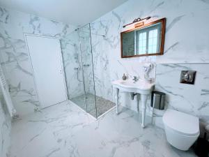 B&B / Chambres d'hotes Chateau de Moliens : Chambre Triple avec Salle de Bains Privative Séparée