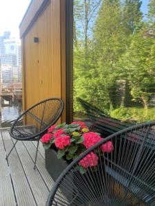 Beautiful Amstel houseboat