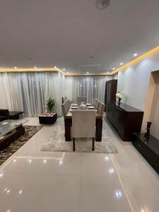 Superb & comfy 3BDR apartment with outstanding view شقة فندقية فاخرة فيو رائع للمطار