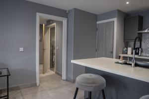 #4 Stylish City Centre Apartment with Free Private Parking, close to Hull New Theatre and Connexin Live Arena