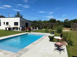 Maisons de vacances Le Galinie Chic'Art. Un bel Atelier avec Piscine : photos des chambres