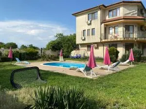 Guest House Golden Flake 4km from Bolata beach - 沙布拉