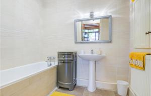 Maisons de vacances 4 Bedroom Lovely Home In Douzillac : photos des chambres