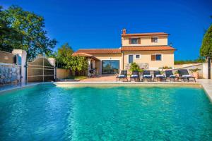 Gorgeous Pool Villa with a fenced garden
