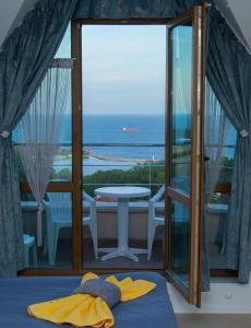 Black sea Narcissus quiet studio with amazing sea view
