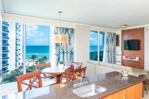 TRUMP INTERNATIONAL BEACH RESORT 2 BEDROOM APARTMENT 1600 Sqf Ocean and Bay View