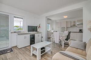 Apartment with Sea View room in Apartmani Mihaela II