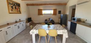Maisons de vacances Les Bergeries de Saumane, gite 6 personnes au sein d'un ensemble de 4 gites,Piscine commune : photos des chambres
